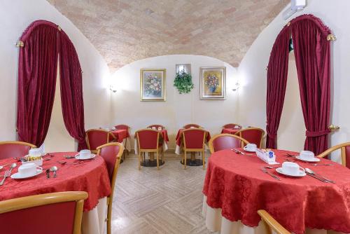 Restaurant, Hotel Gambrinus in Via Veneto Restaurant, Hotel Gambrinus in Via Veneto