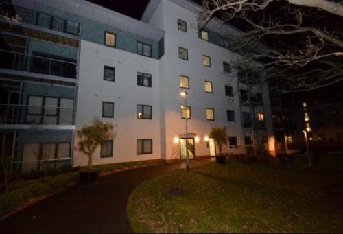 Executive Brentwood Apartment in Брентвуд Executive Brentwood Apartment in Брентвуд