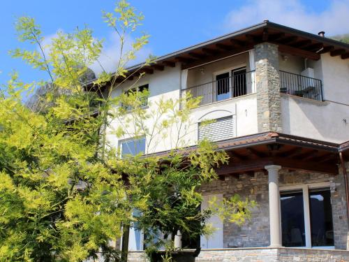 Esterno, Modern Apartment with Balcony in Vello Italy in Marone Esterno, Modern Apartment with Balcony in Vello Italy in Marone