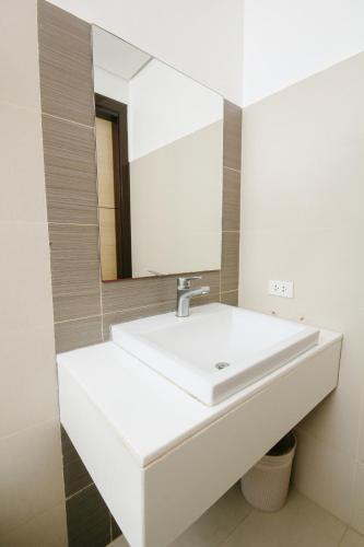Bathroom, Go Hotels Tacloban in Tacloban City Bathroom, Go Hotels Tacloban in Tacloban City