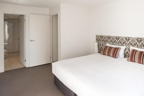 Seasons Heritage Melbourne Hotel in St. Kilda Road Seasons Heritage Melbourne Hotel in St. Kilda Road