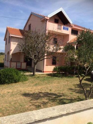 Hotel Cozy apartment with a yard and balcony near the beach - Apartments Boskovica