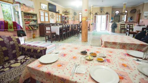 共用Lounge/電視區, 朱拉希克古堡露營地 (Kasbah Hotel Camping Jurassique) in 埃爾拉希迪亞 共用Lounge/電視區, 朱拉希克古堡露營地 (Kasbah Hotel Camping Jurassique) in 埃爾拉希迪亞