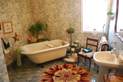 Bathroom, Maison Victoria in La Malbaie (QC) Bathroom, Maison Victoria in La Malbaie (QC)