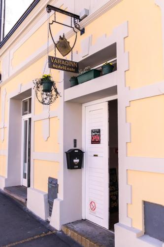 Varad Inn Hostel and Cafe