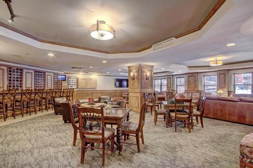 公共休息室/电视室, River Mountain Lodge by Breckenridge Hospitality in 布雷肯里奇(CO) 公共休息室/电视室, River Mountain Lodge by Breckenridge Hospitality in 布雷肯里奇(CO)