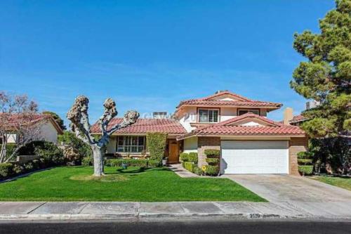 This photo about Oreana Tropicana Four-Bedroom Vacation Home shared on HyHotel.com