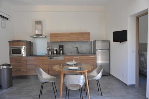 Villa Valflor chambres d'hotes et appartements near Plage de la Pointe Rouge Villa Valflor chambres d'hotes et appartements near Plage de la Pointe Rouge