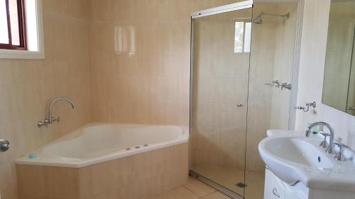 Bathroom, Gateway Motor Inn - Self Check-In in Broken Hill Bathroom, Gateway Motor Inn - Self Check-In in Broken Hill