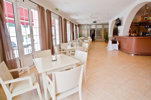 Bar/ Salón, Hotel Jeni & Restaurant in Menorca Bar/ Salón, Hotel Jeni & Restaurant in Menorca