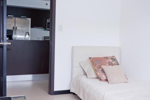 Guestroom, Modern 3 Bedroom Apartment in Pavas Guestroom, Modern 3 Bedroom Apartment in Pavas