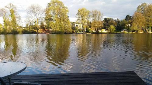 Holzhaus am See in โคนีคซ์ วูสท์เทอร์เฮาว์เซ่น Holzhaus am See in โคนีคซ์ วูสท์เทอร์เฮาว์เซ่น