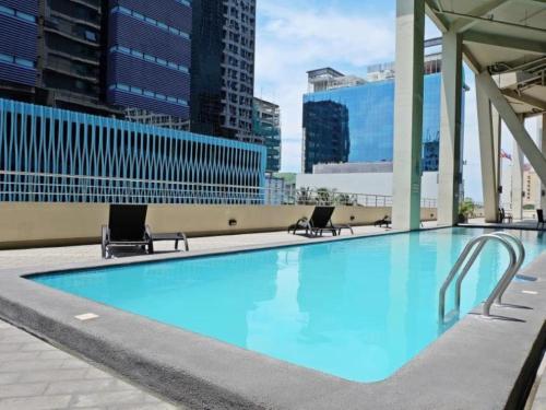 Swimming pool, Mandarin Plaza Hotel in Cebu City Swimming pool, Mandarin Plaza Hotel in Cebu City