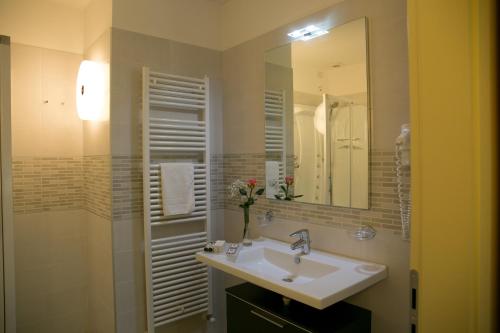 Bathroom, Hotel Calinferno in Codogne Bathroom, Hotel Calinferno in Codogne