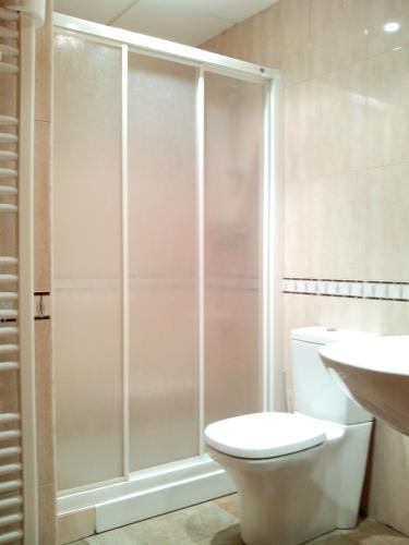Bathroom, Hostal Venecia II in Monzon Bathroom, Hostal Venecia II in Monzon