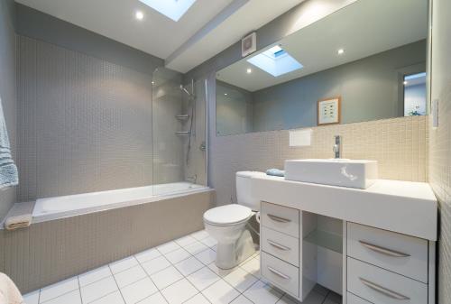 This photo about Sea Breeze Lodge B&B shared on HyHotel.com