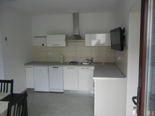 кухня, Rooms & Apartment Mira G. in Постойна кухня, Rooms & Apartment Mira G. in Постойна