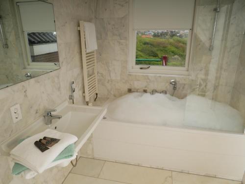 Bathroom, Huize de Duinen in Bergen Bathroom, Huize de Duinen in Bergen