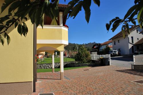 Заобикаляща среда, Yellow Dreamhouse in Постойна Заобикаляща среда, Yellow Dreamhouse in Постойна
