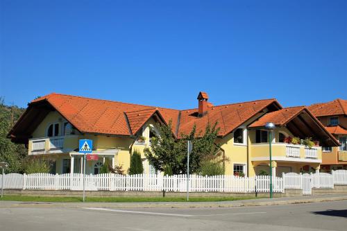Фасада на хотела, Yellow Dreamhouse in Постойна Фасада на хотела, Yellow Dreamhouse in Постойна