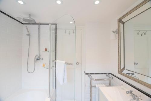 This photo about Bright Family Home in Angel with Patio shared on HyHotel.com