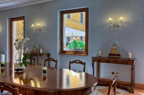 Előcsarnok, Due Torri Hotel near Piazza delle Erbe Előcsarnok, Due Torri Hotel near Piazza delle Erbe