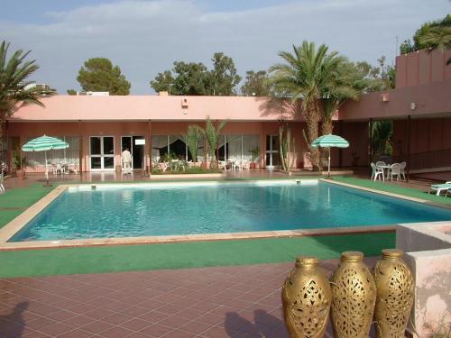 בריכת שחיה, Le Zat in אוארזאזאטה בריכת שחיה, Le Zat in אוארזאזאטה