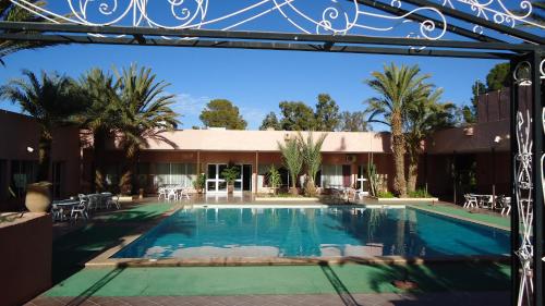 בריכת שחיה, Le Zat in אוארזאזאטה בריכת שחיה, Le Zat in אוארזאזאטה