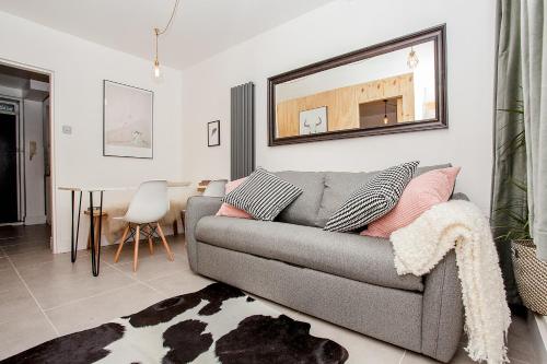This photo about Modern Central 1-Bed in Clerkenwell - sleeps 4! shared on HyHotel.com