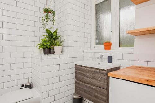 This photo about Modern Central 1-Bed in Clerkenwell - sleeps 4! shared on HyHotel.com