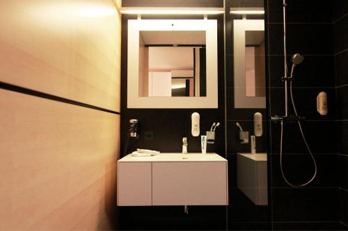 Bathroom, LH Hotel by WMM Hotels in Leipheim Bathroom, LH Hotel by WMM Hotels in Leipheim