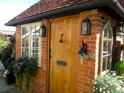 Vchod, Clayton Wickham Farmhouse in Crawley Vchod, Clayton Wickham Farmhouse in Crawley