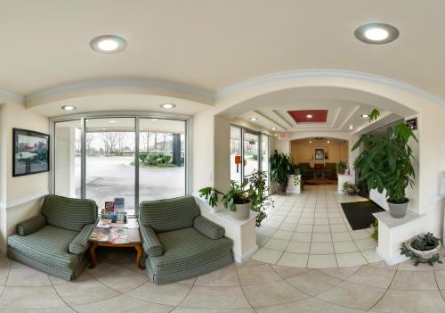 Фойє, Key West Inn - Newport News in Ньюпорт-Ньюс (Віргінія) Фойє, Key West Inn - Newport News in Ньюпорт-Ньюс (Віргінія)