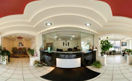 Фойє, Key West Inn - Newport News in Ньюпорт-Ньюс (Віргінія) Фойє, Key West Inn - Newport News in Ньюпорт-Ньюс (Віргінія)