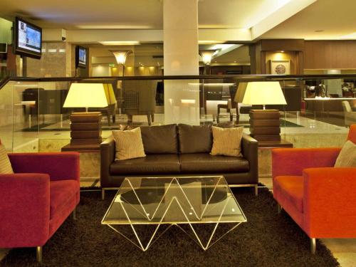 gedeelde lounge/tv-ruimte, Turim Iberia Hotel near Calouste Gulbenkian Museum - Founder's Collection gedeelde lounge/tv-ruimte, Turim Iberia Hotel near Calouste Gulbenkian Museum - Founder's Collection