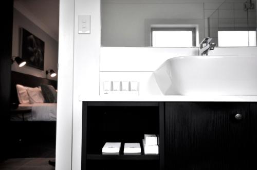 This photo about Kelly Rd Cambridge Lodge shared on HyHotel.com