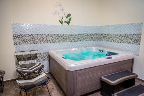 Hot tub, Azalai Hotel Abidjan in Abidjan Hot tub, Azalai Hotel Abidjan in Abidjan