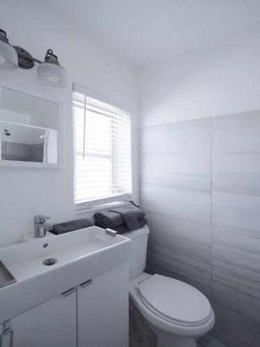 This photo about Hallandale Beach Apartment shared on HyHotel.com