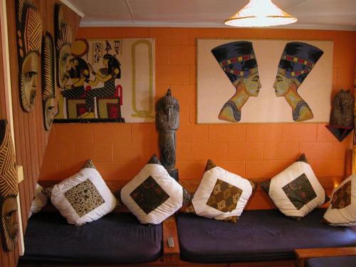 Hotel Global Village Travellers Lodge