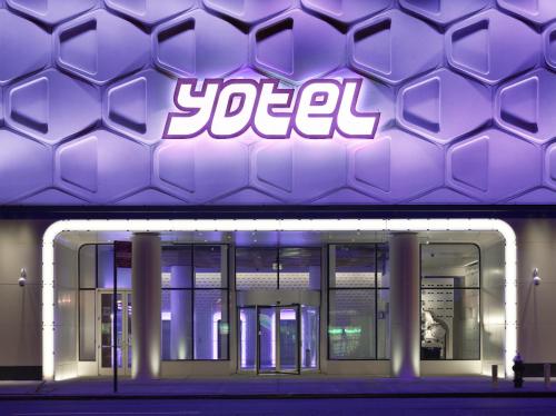 Вхід, YOTEL New York Times Square in Нью-Йорк (NY) Вхід, YOTEL New York Times Square in Нью-Йорк (NY)