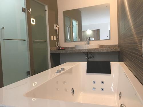 Bathroom, Hangar Inn Guadalajara Aeropuerto in Guadalajara Bathroom, Hangar Inn Guadalajara Aeropuerto in Guadalajara