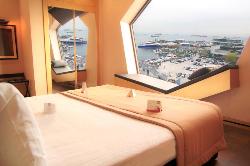 Sea View Premium Suite with Spa Bath image 2