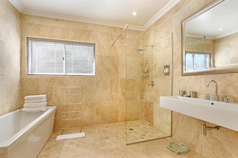 Queen Room image 2