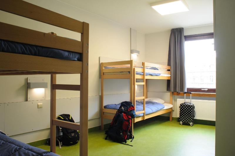 Bed in 4-Bed Male Dormitory Room with Shower image 4