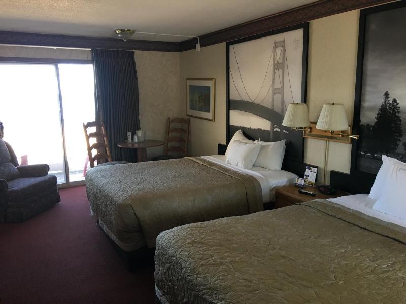 Lakefront Superior Queen Room with Three Queen Beds - Non-Smoking image 2