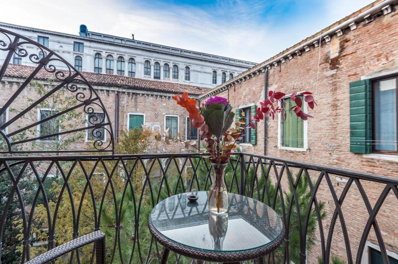 Double Room with Balcony image 4