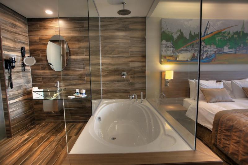 Executive Corner Room with Bath image 1