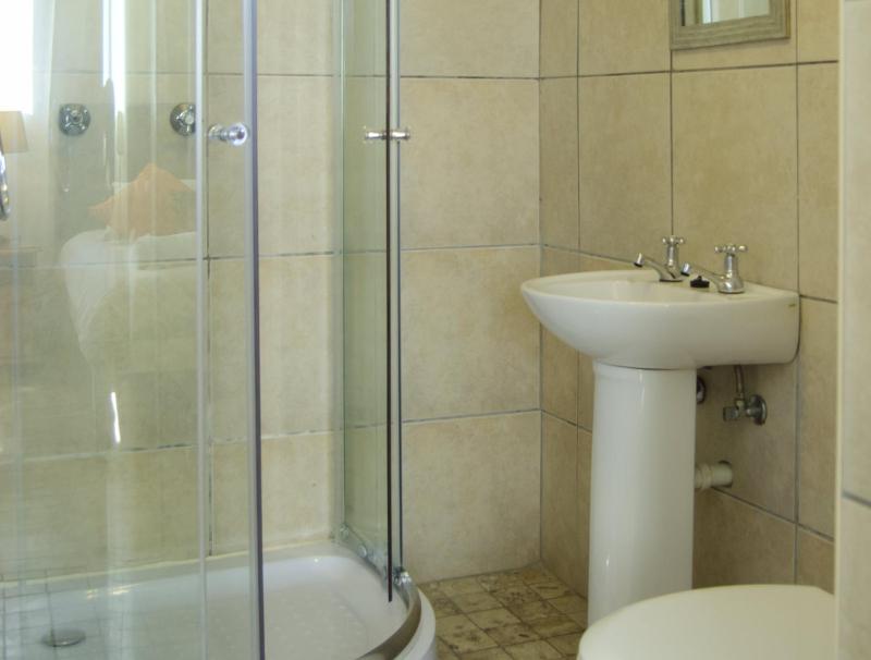 Double Room with Shared Bathroom image 2