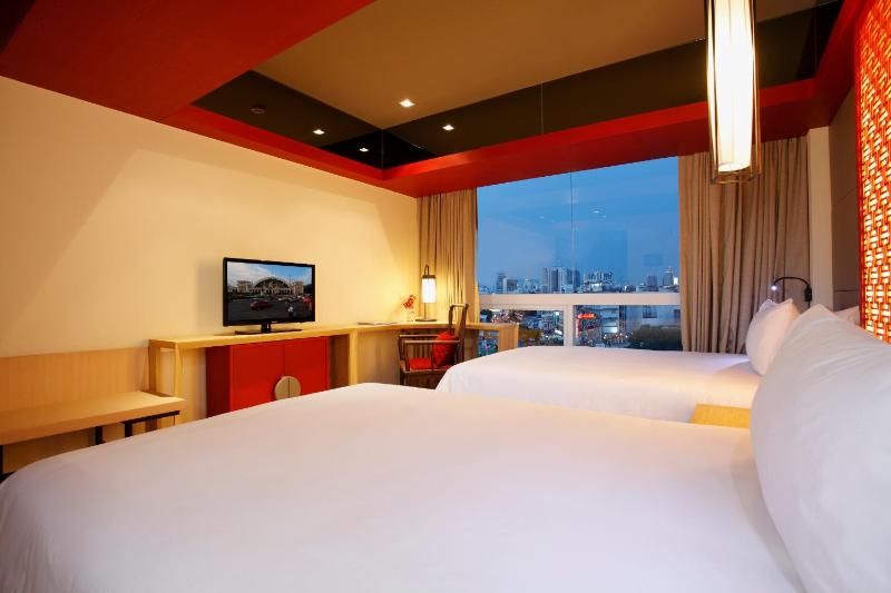 Deluxe Twin Room with City View image 4