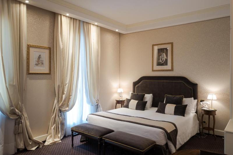 Classic Double or Twin Room with City View image 4